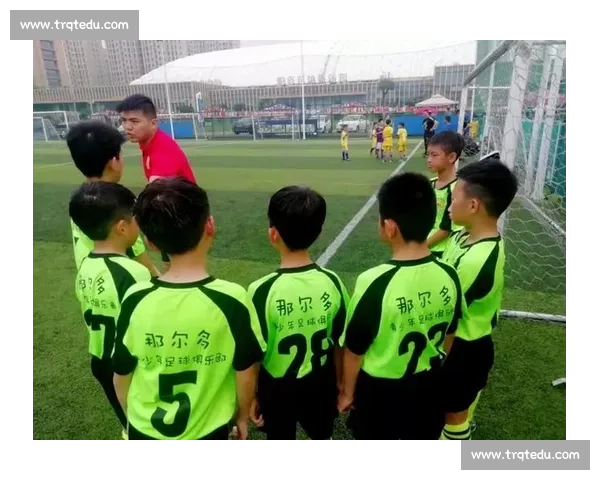 激情四溢的绿茵赛场 足球对决直播主持稿全程解析与呈现 激情四溢的绿茵赛场 足球对决直播主持稿全程解析与呈现